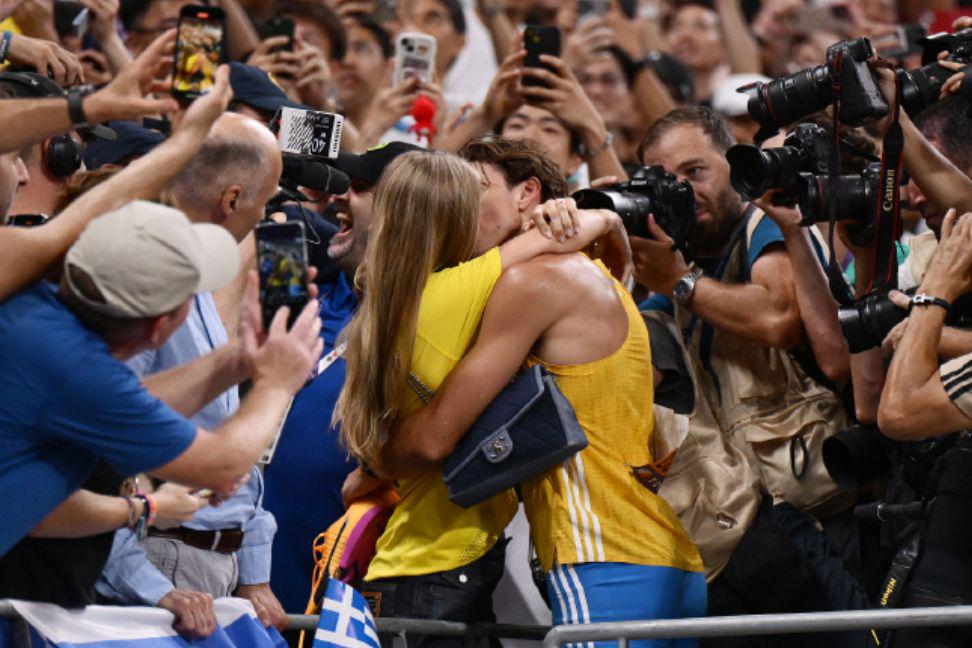 的助威声中 的助威声中